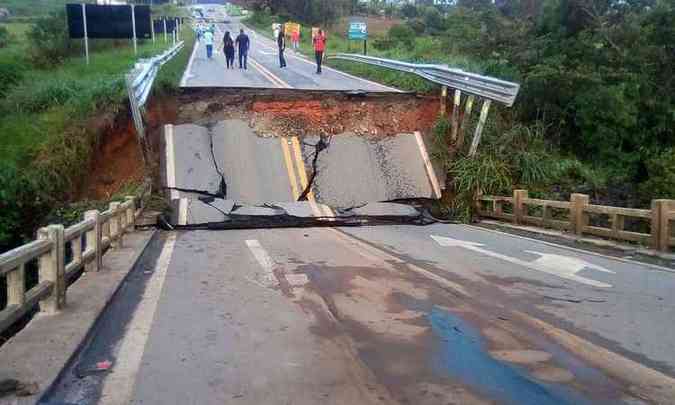 Ponte cedeu e não há possibilidades de passagem pelo local(foto: Geraldo Cesar/Divulgação)