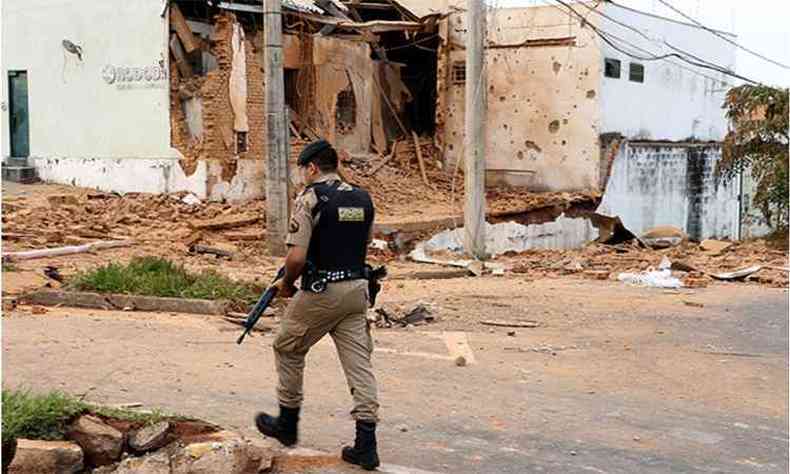 Sede da empresa foi parcialmente destruda com o uso de explosivos, enquanto vias de acesso eram bloqueadas para evitar aproximao da PM(foto: Srgio Teixeira/Polcia Militar/Divulgao)
