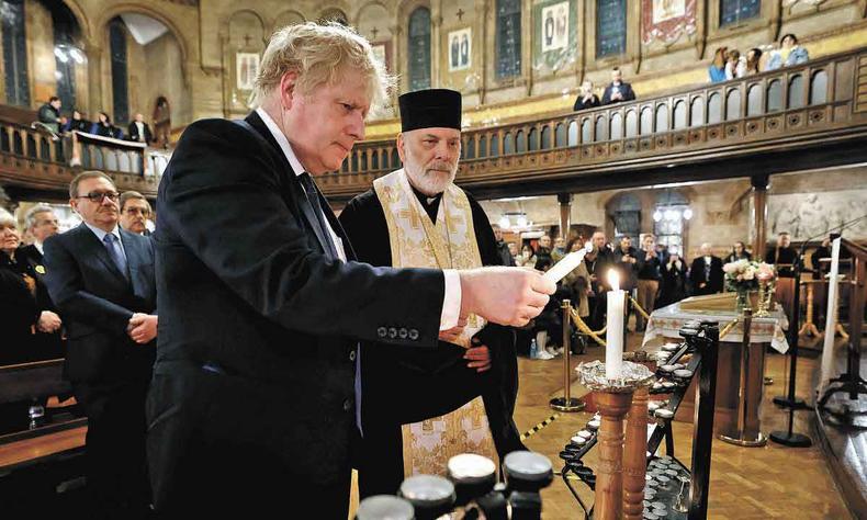 O primeiro-ministro Boris Johnson se encontrou ontem com ucranianos em catedral em Londres 