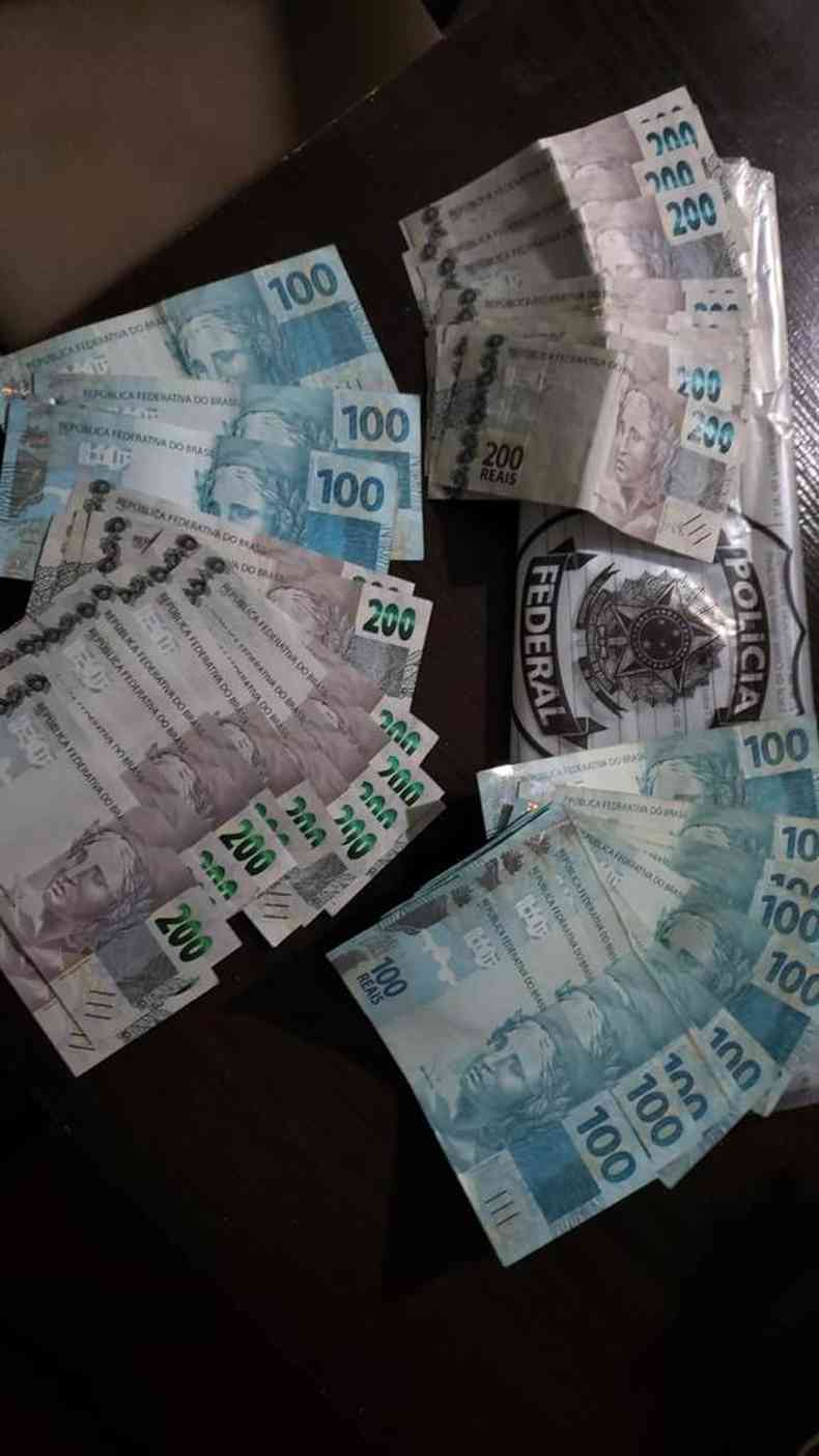 Dinheiro mostrado em diversas notas de R$ 100 e R$ 200