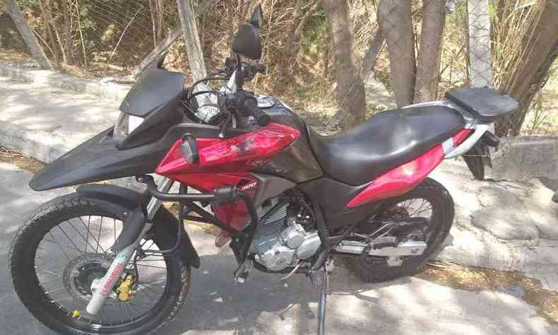 Motocicleta que foi roubada no incio da ocorrncia: polcia recuperou o veculo(foto: Divulgao/Polcia Militar)