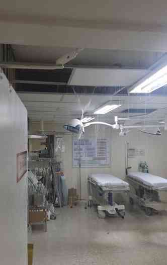 O forro do teto foi danificado e a gua escorreu pelas aberturas na sala de reanimao(foto: Athemg/Divulgao)