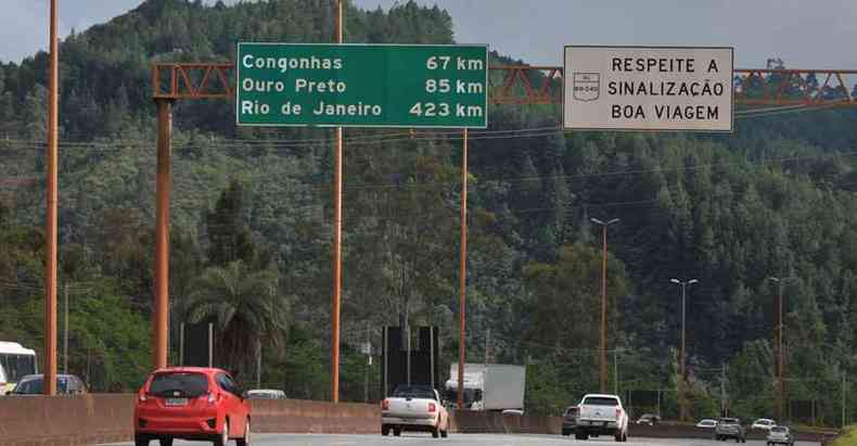 Alm das condies da pista, desrespeito s sinalizaes tem provocado acidentes nas estradas que cortam o estado (foto: Alexandre Guzanshe/EM/D.A Press)