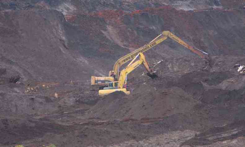 Máquinas continuam escavações enquanto houver possibilidades de encontrar mais vítimas sob a lama(foto: Edésio Ferreira/EM/D.A PRESS)
