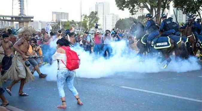 Confronto entre manifestantes e policiais durante o protesto desta tera-feira(foto: Fabio Rodrigues Pozzebom/Agencia Brasil )
