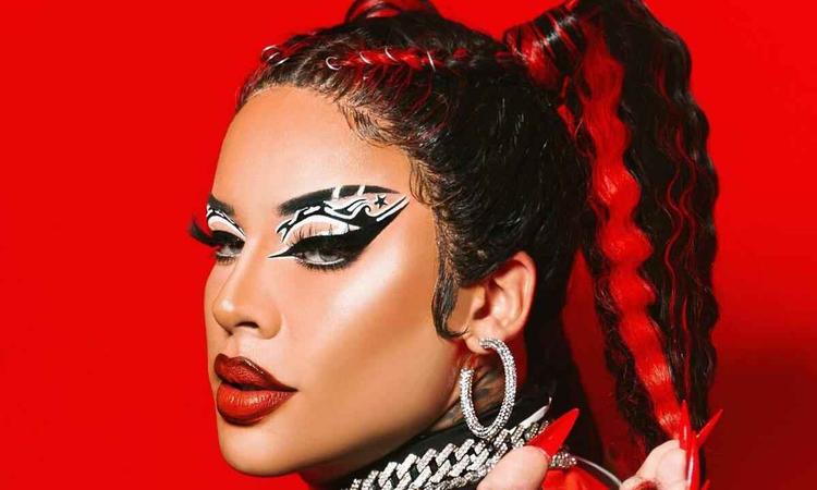 Cantora Gloria Groove est de lado e olha para a cmera