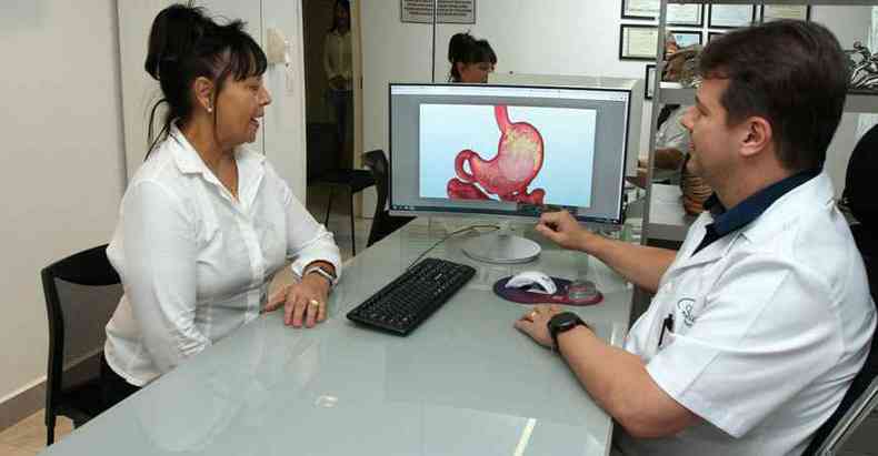 O cirurgio gastroenterologista Mauro Jcome orienta a paciente Hilda Sueli sobre a cpsula endoscpica(foto: Jair Amaral/EM/D.A Press)
