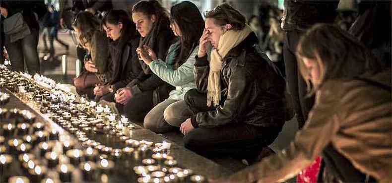 Incrdulos, franceses oram e fazem homenagem aos mortos nos atentados terroristas(foto: AFP Photo/Jeff Pachoud )