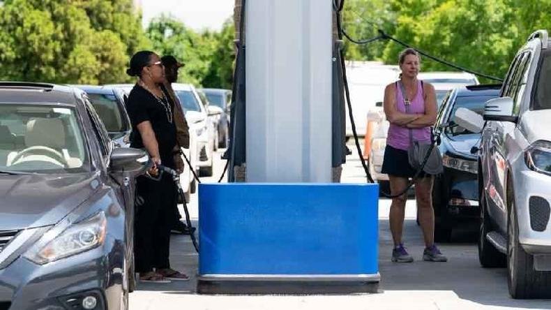 Ataque cibernético provocou corrida a postos de combustível nos EUA(foto: Getty Images) Filas em postos de combustível nos EUA