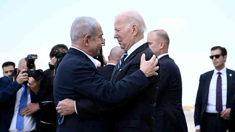 O primeiro-ministro israelense, Benjamin Netanyahu, cumprimenta o presidente Biden na pista quando ele chega a Israel