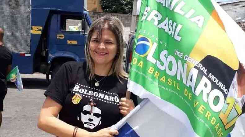 Paloma segurando bandeira de Bolsonaro