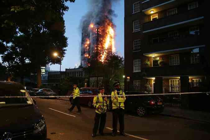 Chamas atingiram o edifcio residencial e deixaram vrios mortos e ao menos 50 feridos em LondresDaniel LEAL-OLIVAS / AFP 