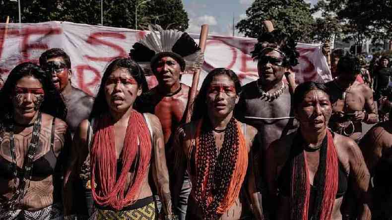 Apib quer que indgenas sejam includos em conversas sobre a Amaznia (na foto, eles participam de protesto no ano passado)(foto: Lo Otero/Mobilizao Nacional Indigena)