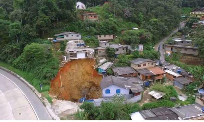 Trecho em que surgiu cratera às margens da via foi fechado sem previsão de abrir (foto: Defesa Civil/Divulgação) Trecho em que surgiu cratera às margens da via foi fechado sem previsão de abrir (foto: Defesa Civil/Divulgação)