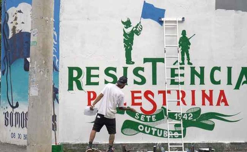 Torcedor do Cruzeiro pinta muro do Barro Preto, em BH, com termo Resistncia Palestrina