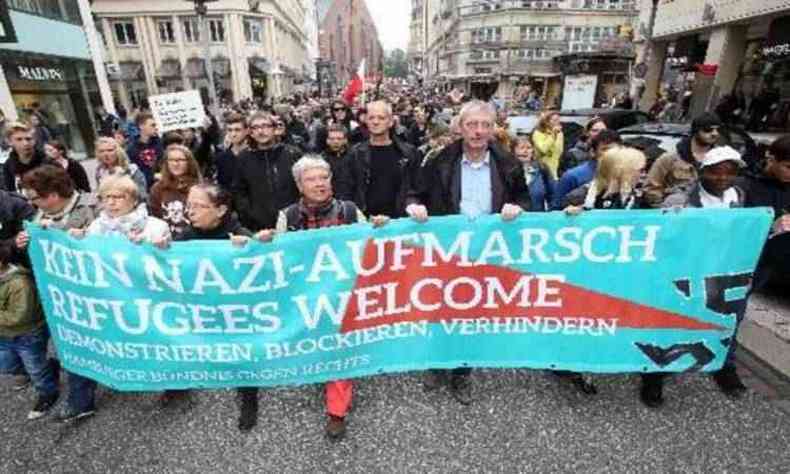 Integrantes de movimento antinazista em Hamburgo saram s ruas para protestar contra demonstraes extremistas e dar boas-vindas aos refugiados(foto: BODO MARKS/DPA/AFP)