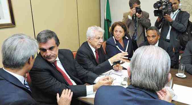 Os ministros Jos Eduardo Cardozo (2  esquerda) e Ideli Salvatti passaram o dia em reunies no Congresso para tentar evitar derrota do governo (foto: Lus Macedo/Agncia Cmara)