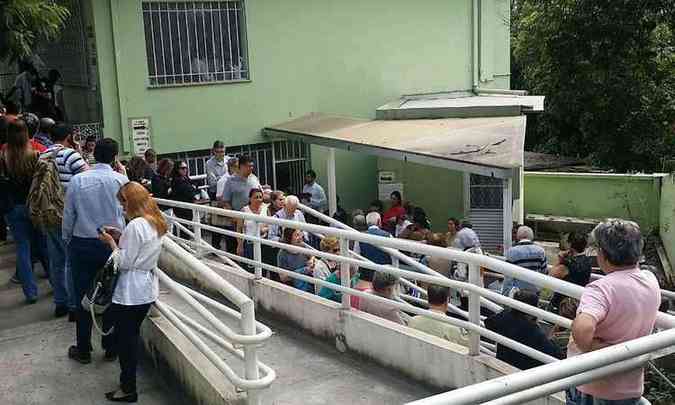 A fila para conseguir a vacina da gripe comeou cedo no Centro de Sade Carlos Chagas (foto: Paulo Filgueiras/EM/D.A PRESS)