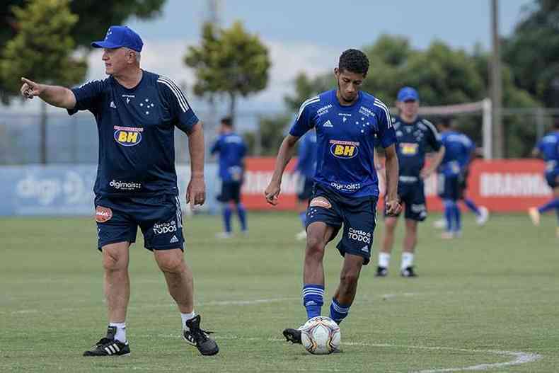 Felipo orienta jogadores durante treino do Cruzeiro na Toca II(foto: Gustavo Aleixo/Cruzeiro)