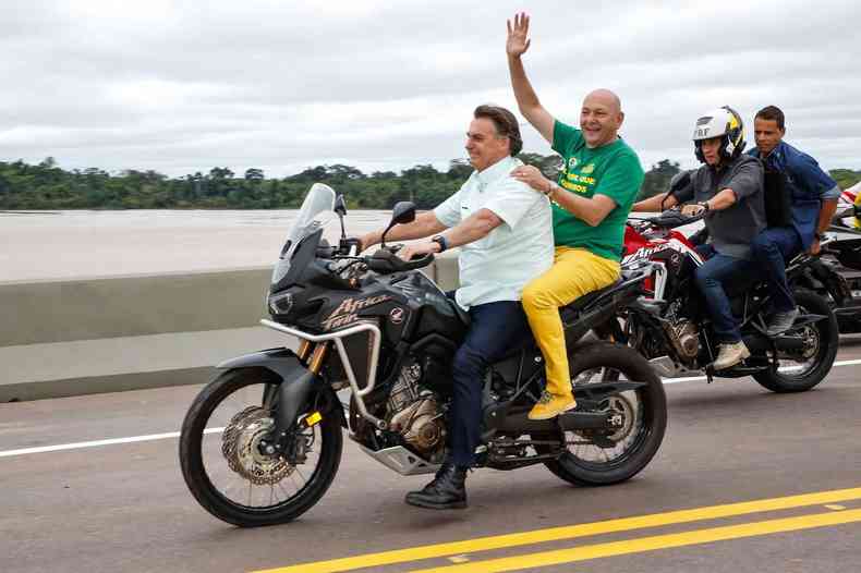 Luciano Hang acena na garupa da moto de Bolsonaro 
