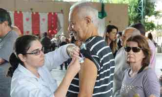 Joaquim Boa Ventura, de 77 anos, compareceu ao posto para receber a sua dose(foto: Paulo Filgueiras/EM/D.A Press)