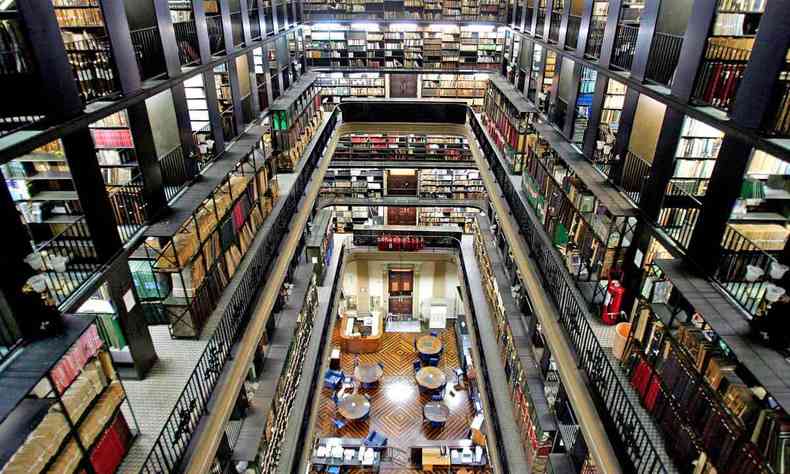 Vista interna da Biblioteca Nacional, localizada no centro do Rio de Janeiro 