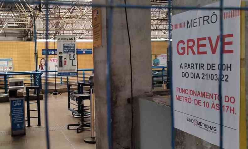 Cartaz anunciando greve na estao vilarinho