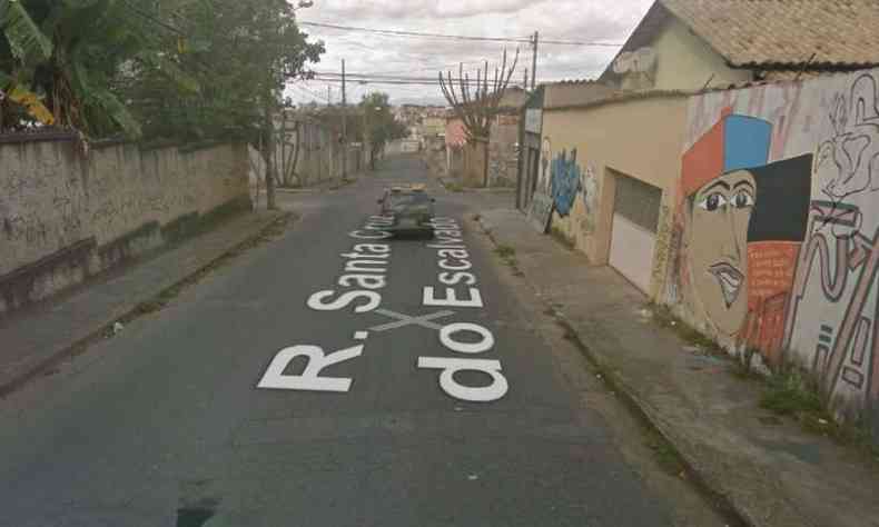 Rua Santa Cruz do Escalvado, onde a jovem afirma ter sido abordada pelos suspeitos(foto: Reproduo/Google Street View)