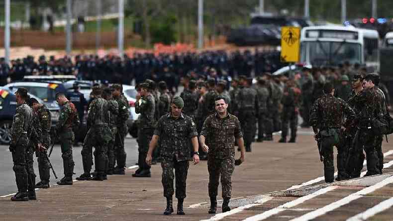 Militares em frente  Praa dos Cristais em 9 de janeiro de 2023