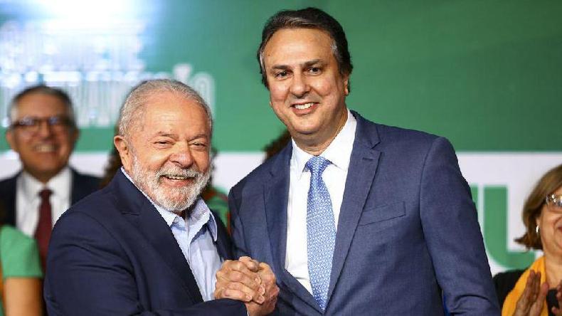 O presidente Lula e o ministro da Educao, Camilo Santana