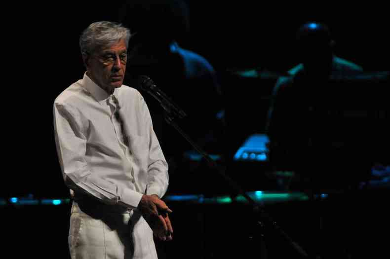 De cala e camisa brancos, Caetano Veloso une as mos no palco do Grande Teatro do Palcio das Artes