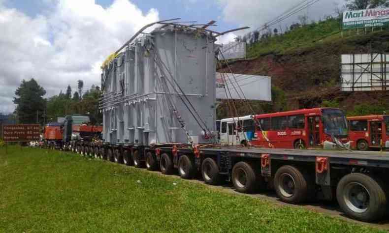 Carreta de cerca 52 metros transporta um transformador de 165 toneladas