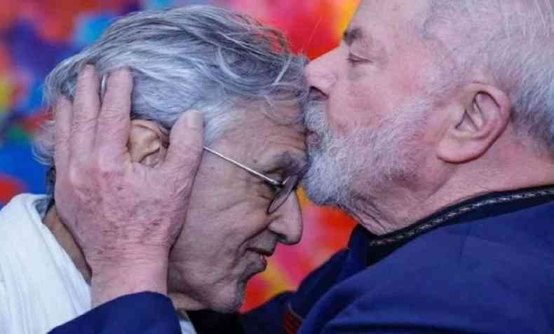 Lula beija Caetano