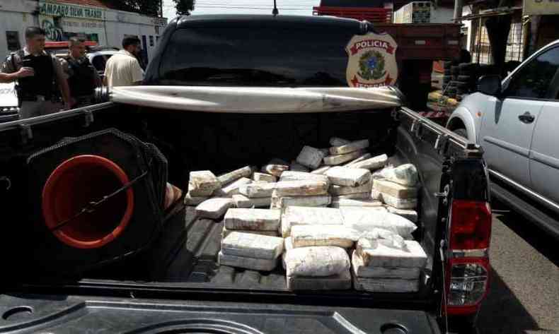 Dezenas de tabletes de cocana foram encontrados nos veculos(foto: Polcia Federal (PF) / Divulgao)