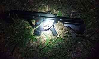 Arma de presso simula um fuzil HK-416, segundo a Polcia Rodoviria Federal(foto: PRF/Divulgao)