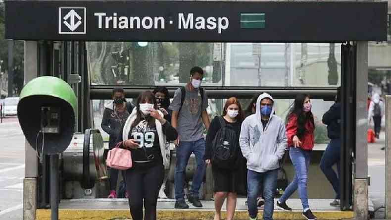 Sada do metr Trianon-Masp, com pessoas usando mscara