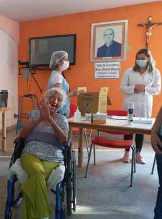 Dona Efigncia dos Santos, de 95 anos  a primeira a ser imunizada em Mariana(foto: Divulgao/ Lar Santa Maria)