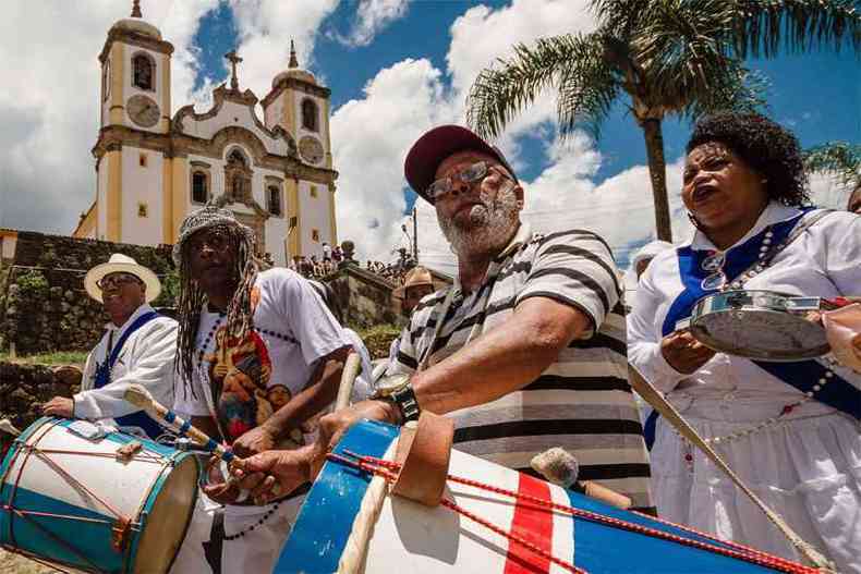 Instrumentista e cantor Maurcio Tizumba (2 E) participou das comemoraes em Ouro Preto(foto: Ane Souz/PMOP/Divulgao)