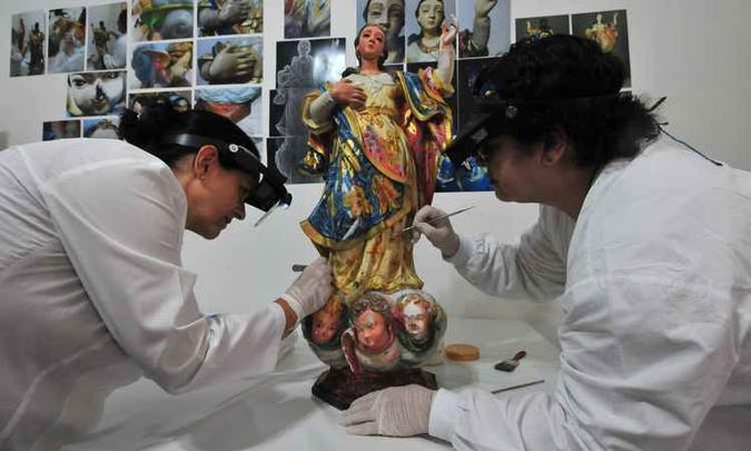 A imagem de Nossa Senhora da Boa Viagem, esculpida em madeira de lei, também está sendo restaurada e deve ser reentronizada em 15 de agosto(foto: Gladyston Rodrigues/EM/D.A PRESS) A imagem de Nossa Senhora da Boa Viagem, esculpida em madeira de lei, também está sendo restaurada e deve ser reentronizada em 15 de agosto(foto: Gladyston Rodrigues/EM/D.A PRESS)