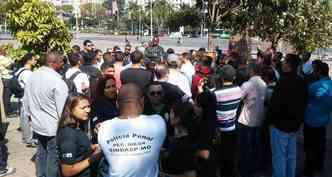 Agentes penitencirios protestam na Praa da Estao em Belo Horizonte (foto: Paulo Filgueiras/EM/D.A Press)