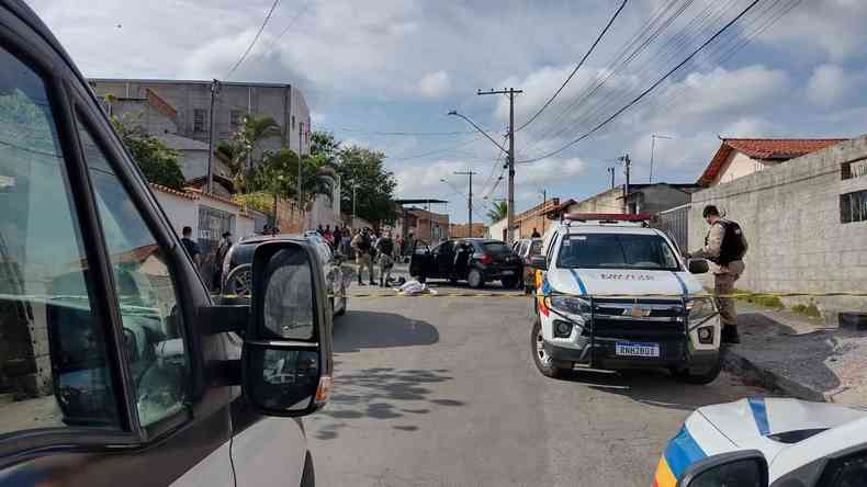 Polcia Militar no local da cena do crime em Santa Luzia