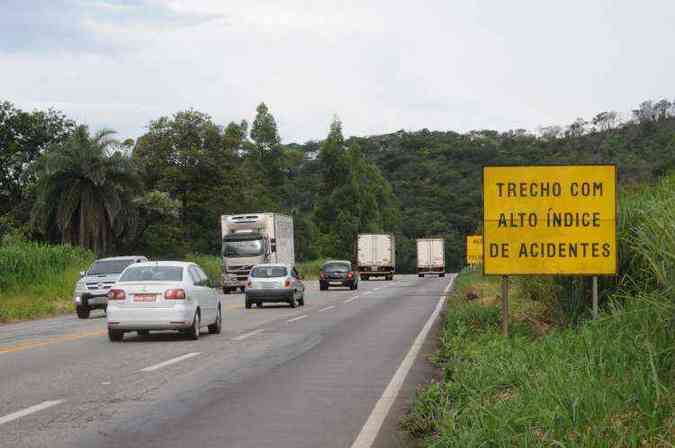 Em vez de obras, placas: com duplicao se arrastando, resta aos condutores temer avisos da sinalizao(foto: Tulio Santos/EM/D.A Press)