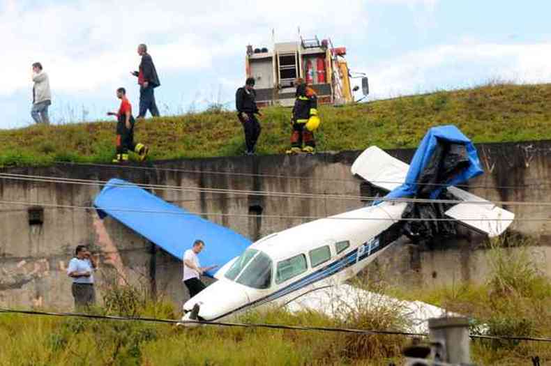 Monomotor teve problemas mecnicos e caiu no barranco que fica no final da pista do Aeroporto Carlos Prates (foto: Beto Novaes / E.M / D.A Press)