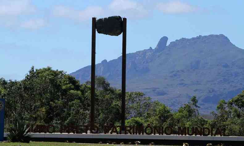 O Pico do Itacolomi pode ser admirado enquadrado entre as duas barras de ao da estrutura criada por Srgio Machado, que foi entregue  cidade, em carter definitivo, em 16 de setembro