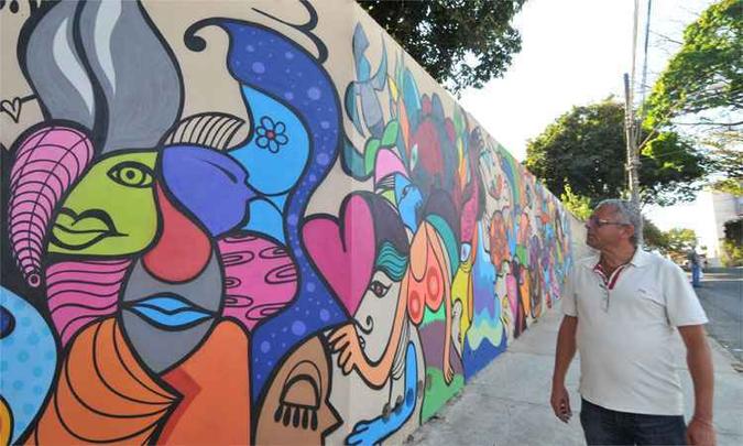 No Bairro Santa Tereza, uma parte do grafite no muro de uma escola já está pronta e atai olhares e aplausos de quem passa por lá: 'valoriza o bairro', diz o morador Carlos Ferreira(foto: Jair Amaral/EM/D.A Press) No Bairro Santa Tereza, uma parte do grafite no muro de uma escola já está pronta e atai olhares e aplausos de quem passa por lá: 'valoriza o bairro', diz o morador Carlos Ferreira(foto: Jair Amaral/EM/D.A Press)