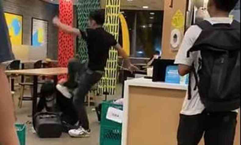 Funcionrio do McDonald's em Hong Kong, na China,  agredido aps pedir cliente para colocar mscara