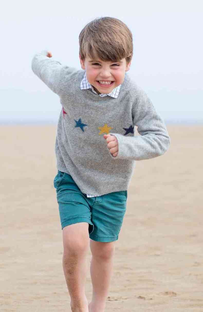 Prncipe Louis correndo na praia