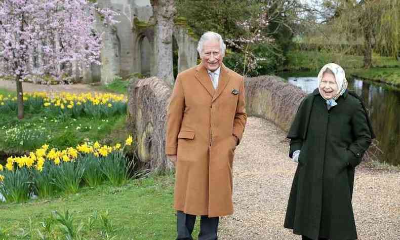 Rainha Elizabeth e Prncipe Charles posam descontrados no jardim do Castelo de Windsor(foto: Reproduo/Twitter)
