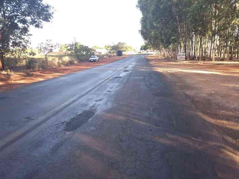 Estrada que liga Uberlndia a Planura, com dois trechos separados por um segmento entre eles no pavimentado(foto: CNT/Divulgao)