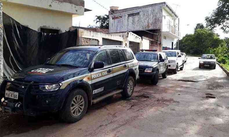 Em Braslia de Minas, no Norte do Estado, agentes da Polcia Civil chegaram  casa de um suspeito(foto: Polcia Civil/Divulgao)